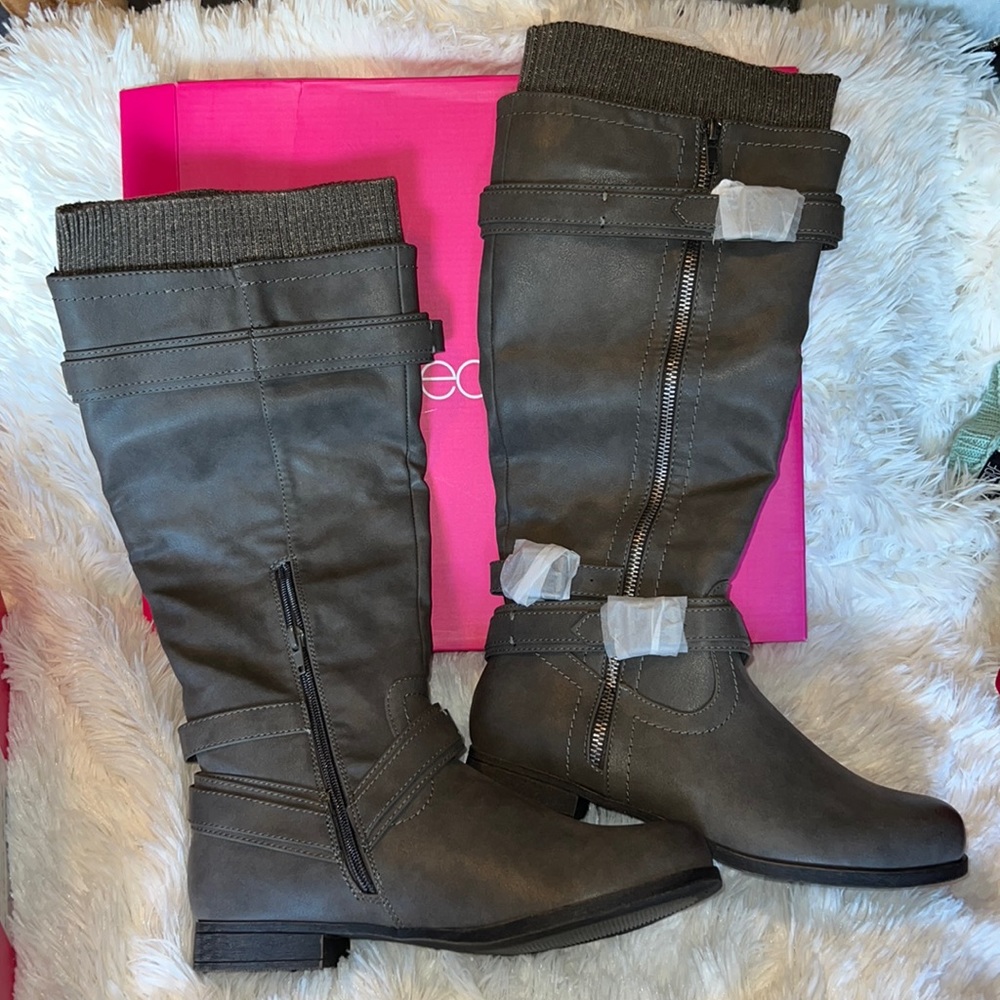 NEW WITH BOX 
ShoeDazzle Taupe Flat Boots size 9.